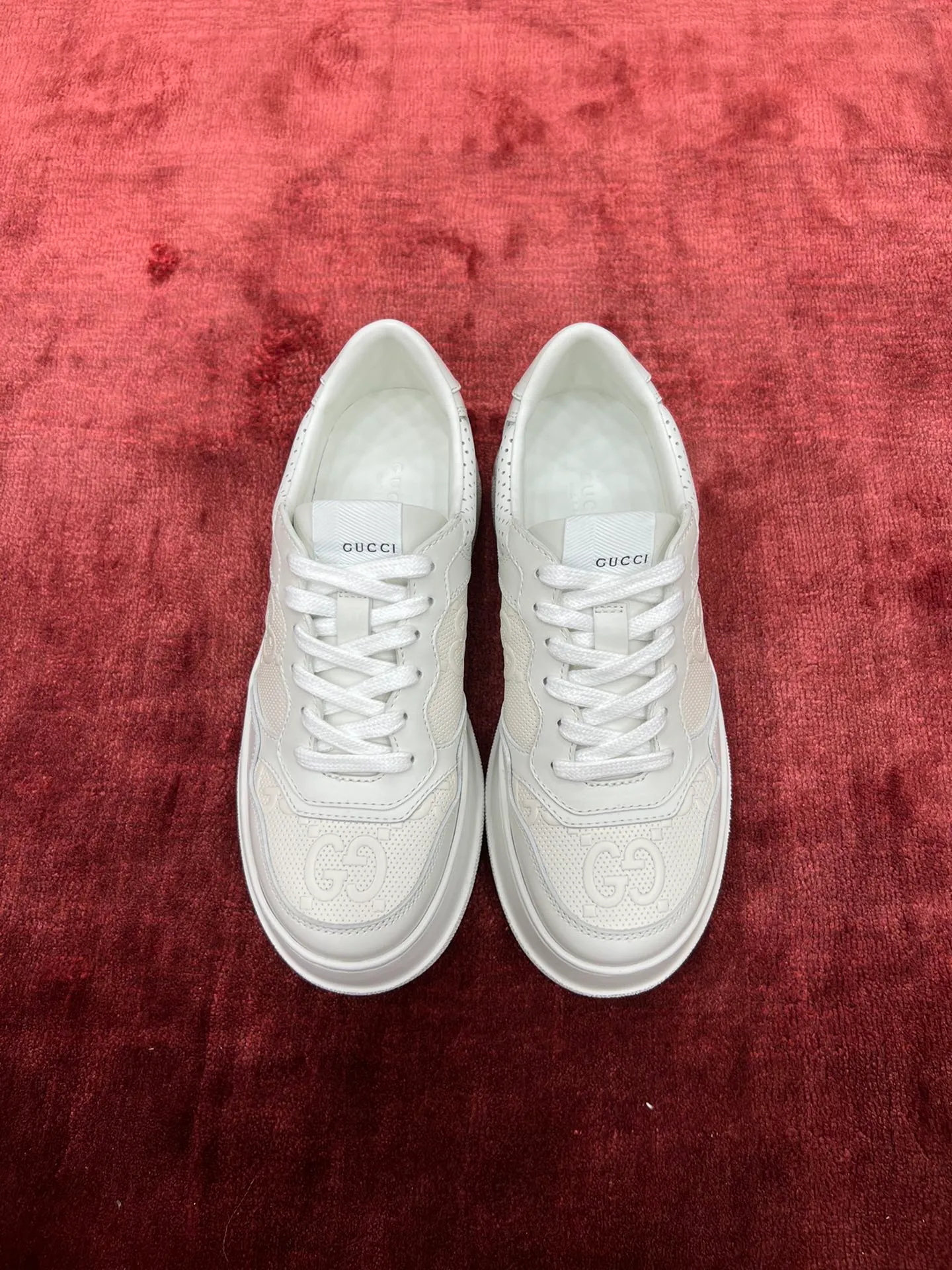 👟👟Ex-factory price 480👟👟 Gucc*i~~New upgraded version, original original color @GG couple's thick-soled shoes...biscuit shoes...white shoes...sneakers...flat shoes...catwalk style: celebrities, Internet celebrities, Xiaohongshu, etc. will definitely plant grass and call❤ Original customized cowhide fabric (classic old floral fabric, perforation, embossing process), the original bottom has a big logo, and there is a GG on the heel Logo, 5cm thick sole, classic Gucci webbing... Women's size 35-40, men's size 39-44